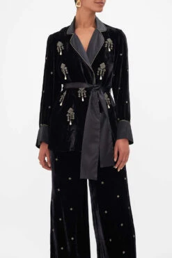 RELAXED JACKET WITH SPLIT CUFFS A NIGHT AT THE OPERA 14 RELAXED JACKET WITH SPLIT CUFFS A NIGHT AT THE OPERA -Vivid Couture CAMILLA 00023845 ANIGHTATTHEOPERA RELAXEDJACKETW SPLITCUFFS VELVETFLOW 4