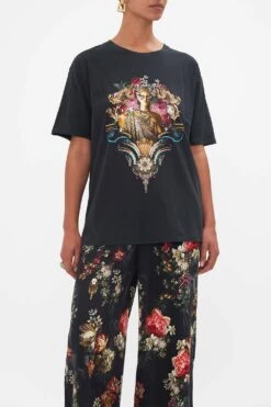 ORGANIC COTTON OVERSIZE BAND TEE A NIGHT AT THE OPERA 14 ORGANIC COTTON OVERSIZE BAND TEE A NIGHT AT THE OPERA -Vivid Couture CAMILLA 00024132 ANIGHTATTHEOPERA OVERSIZEBANDTEE SOLIDBLACK 4