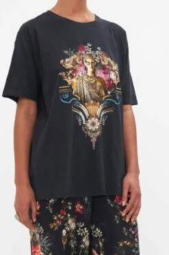 ORGANIC COTTON OVERSIZE BAND TEE A NIGHT AT THE OPERA 15 ORGANIC COTTON OVERSIZE BAND TEE A NIGHT AT THE OPERA -Vivid Couture CAMILLA 00024132 ANIGHTATTHEOPERA OVERSIZEBANDTEE SOLIDBLACK 5