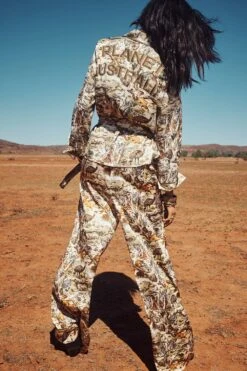 LOUNGE TROUSER WITH CUFFS BUSH DOOF -Vivid Couture campaign drop4 0000 190326 Camilla 17 3145 9caf0742 c067 4734 a0c1 b0e399bba4b3