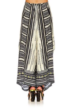 WIDE LEG TROUSER WITH POCKETS BETWEEN THE LINES -Vivid Couture shot 22 323